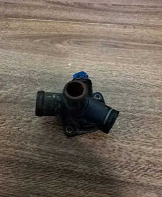 Volkswagen PASSAT B5 Engine coolant pipe/hose 050121133C