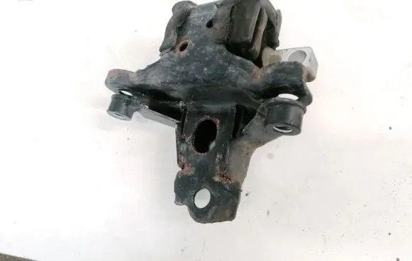 Volkswagen Polo IV 9N3 Engine mount bracket