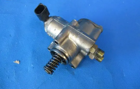 Audi A5 8T 8F Fuel injection high pressure pump 079127026F