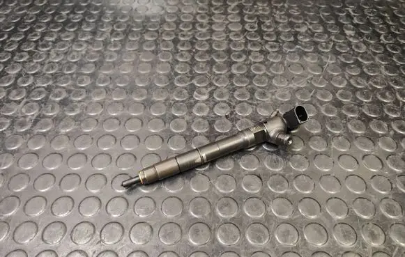 Skoda Octavia Mk3 (5E) Fuel injector 04l130277D