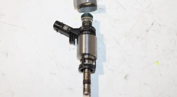 Audi A4 S4 B8 8K Fuel injector 06H906036J 0261500087