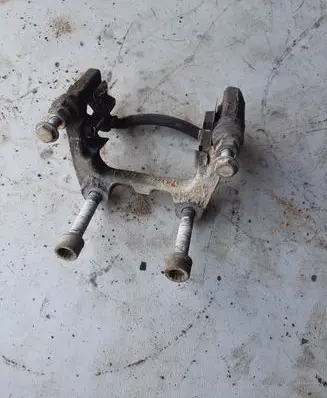 Volkswagen PASSAT B6 Brake caliper pad carrier rear 