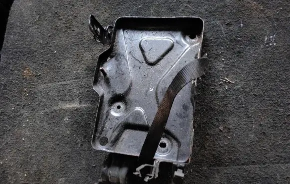 Fiat 500L Battery tray 