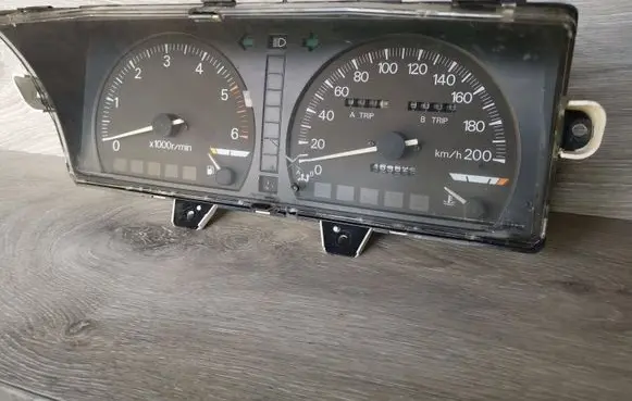 Mitsubishi Galant Speedometer (instrument cluster) MB521506 2578001172
