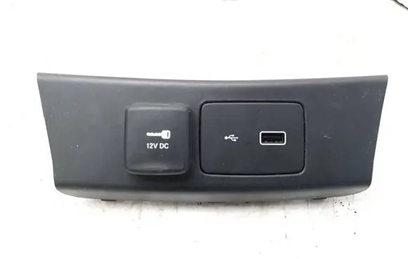 Fiat Tipo USB socket connector 735650898
