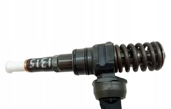 Skoda Fabia Mk2 (5J) Fuel injector 038130073AG