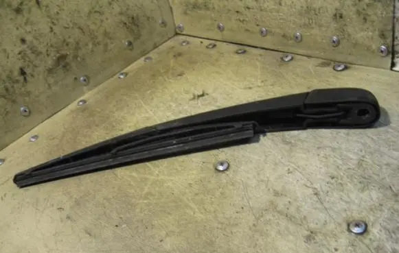 Rear wiper blade arm