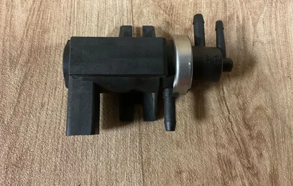 Volkswagen Golf IV Turbo solenoid valve 1J0906622