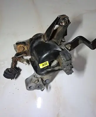 Toyota Avensis T270 Engine mount bracket