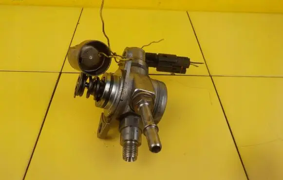 Opel Corsa E Fuel injection high pressure pump 12635709 B10XFT