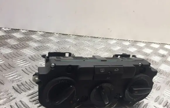 Volkswagen PASSAT B6 Climate control unit 3C1820045A 8259