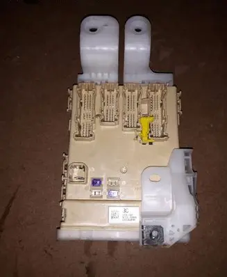 Toyota Auris E180 Fuse module 63583367