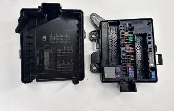 Chevrolet Camaro Fuse box set 84524523