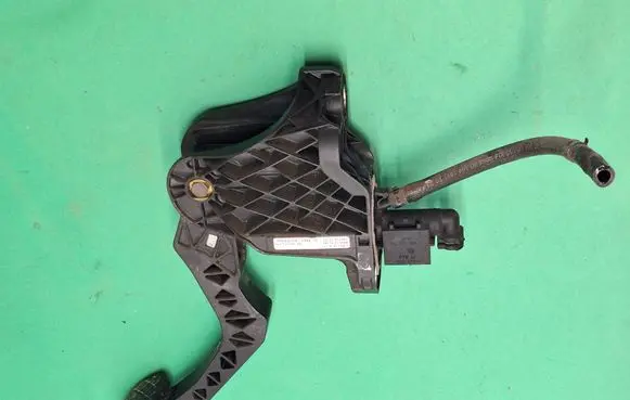 Volkswagen Golf V Clutch pedal 1K1721059AD