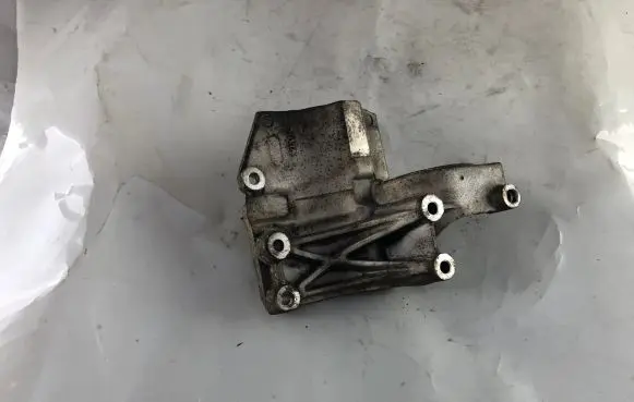 KIA Sorento Engine mounting bracket