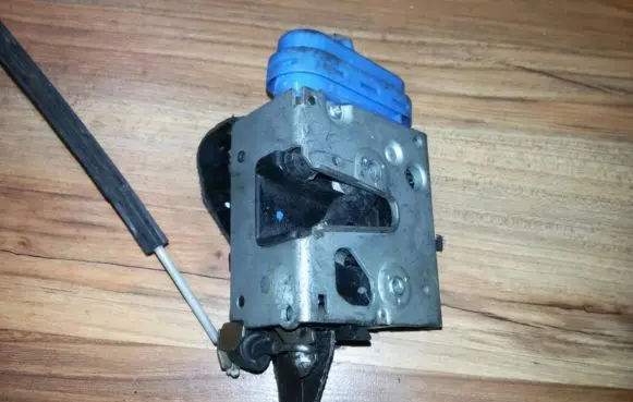 Audi A3 S3 8L Rear door lock 8D0839016A