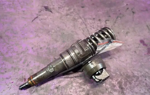 Skoda Octavia Mk2 (1Z) Fuel injector 