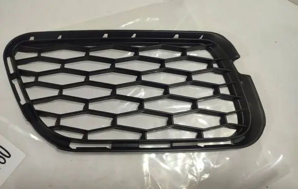 Maserati Quattroporte Front bumper lower grill 670013780
