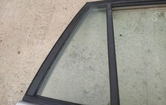 Rear vent window glass