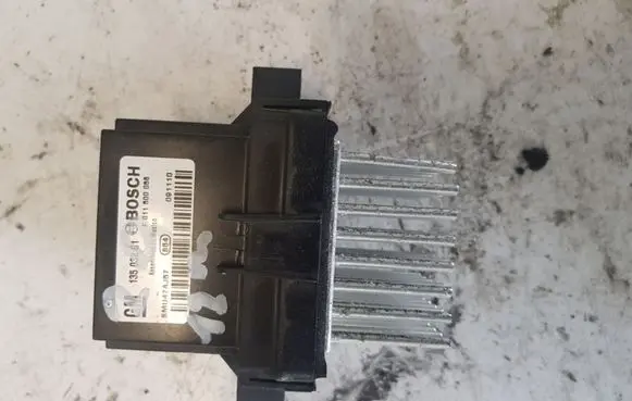 Opel Astra H Heater blower fan relay F011500056