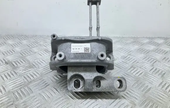 Volkswagen PASSAT B8 Engine mount bracket 3Q0199262J