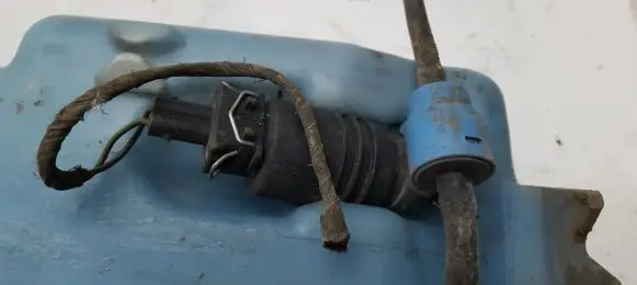Volkswagen Golf III Windscreen/windshield washer pump 1H0955453