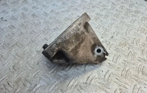 Mercedes-Benz CLS C219 Engine mounting bracket A2722231704