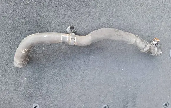 Engine coolant pipe/hose