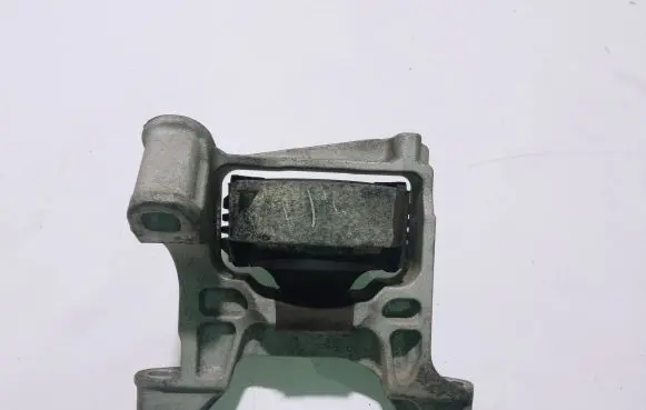 Mazda 6 Engine mount bracket
