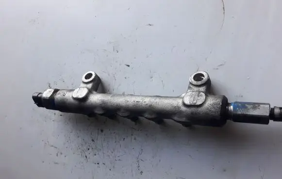 Toyota Avensis T250 Fuel distributor 