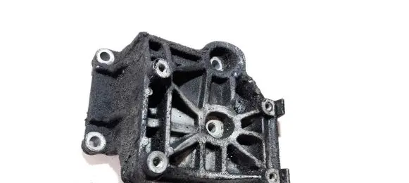 Mitsubishi Carisma Engine mounting bracket