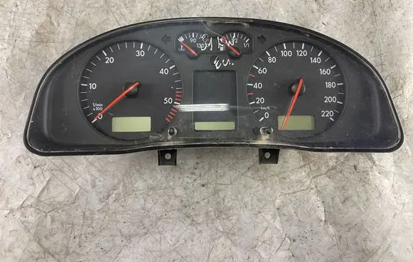 Volkswagen PASSAT B5 Speedometer (instrument cluster) 3b0919861