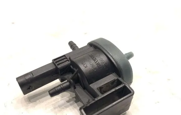 Audi A3 S3 8V Fuel pressure regulator 06H906283F