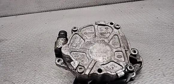 Volkswagen PASSAT B6 Vacuum pump 03L145100F