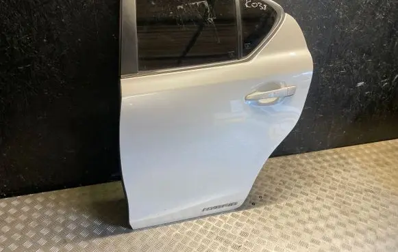 Lexus CT 200H Rear door