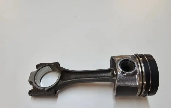 Volkswagen Golf VII Piston with connecting rod 04LV3001027