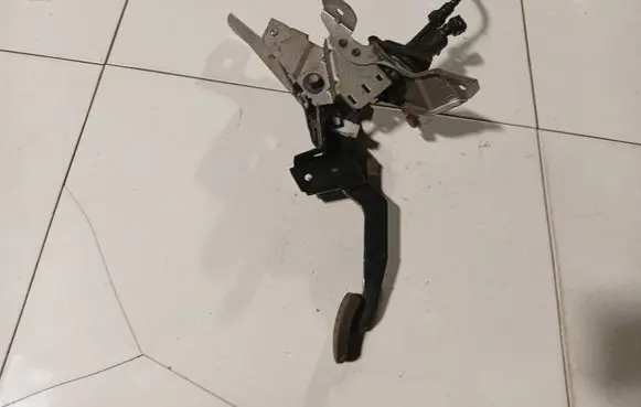 Mazda 3 I Clutch pedal 