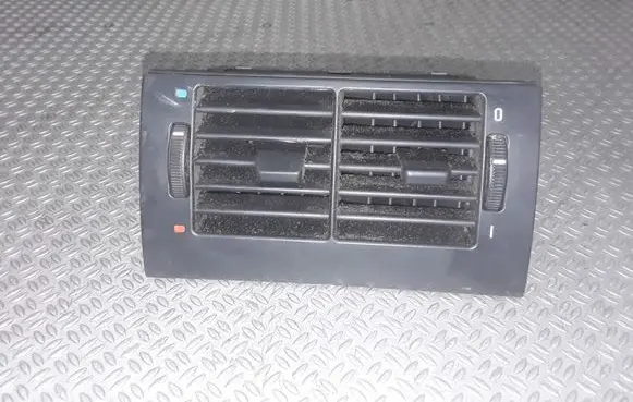 BMW 5 E39 Dash center air vent grill 8376150