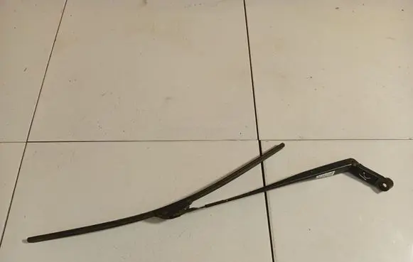 Front wiper blade arm