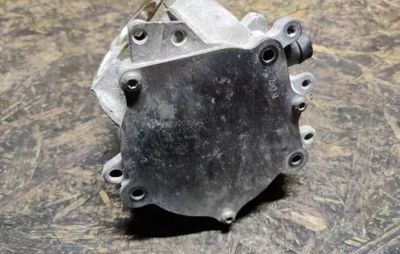 Volkswagen Jetta VI Vacuum pump 06K145100J