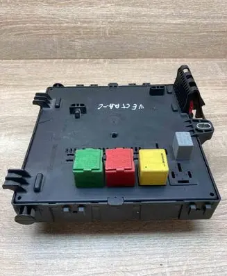 Opel Astra J Fuse module 13170893 519046106