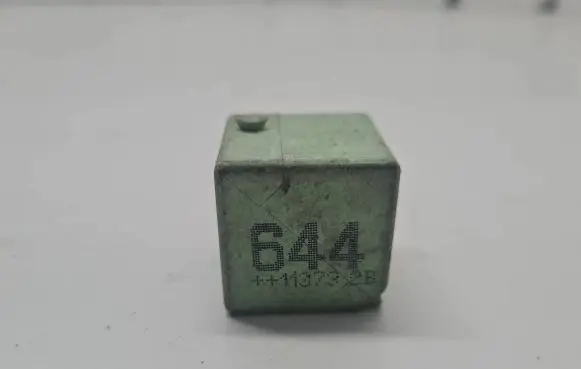 Volkswagen PASSAT B6 Other relay 4H0951253 V23133J0006X079