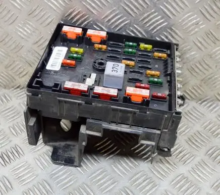 Volkswagen PASSAT B6 Fuse box set 63592777 3C0937125