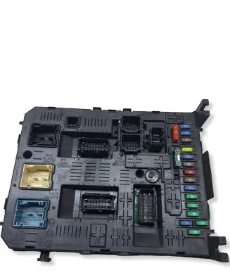 Peugeot 5008 Fuse module 967847718001