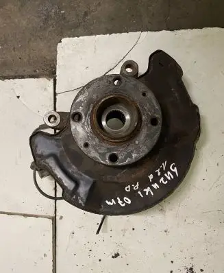 Suzuki Swift I Front wheel hub