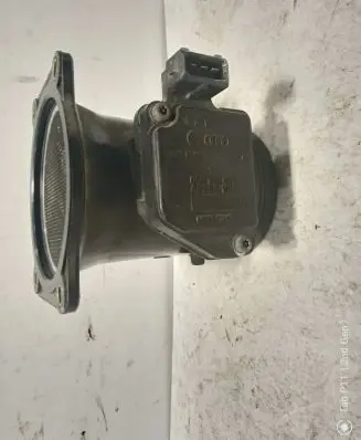 Audi A4 S4 B5 8D Mass air flow meter 058133471 AFH60103
