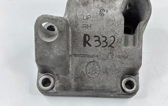 Engine mounting bracket