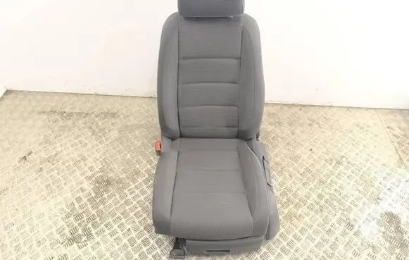Volkswagen Touran I Front driver seat 
