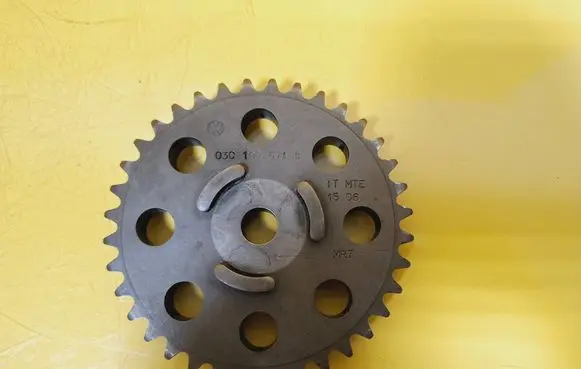 Volkswagen Golf V Timing chain sprocket 03C109571B