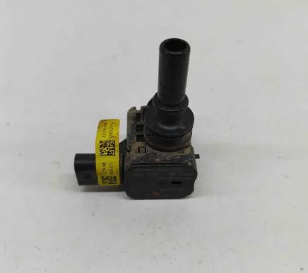 Engine mount vacuum valve